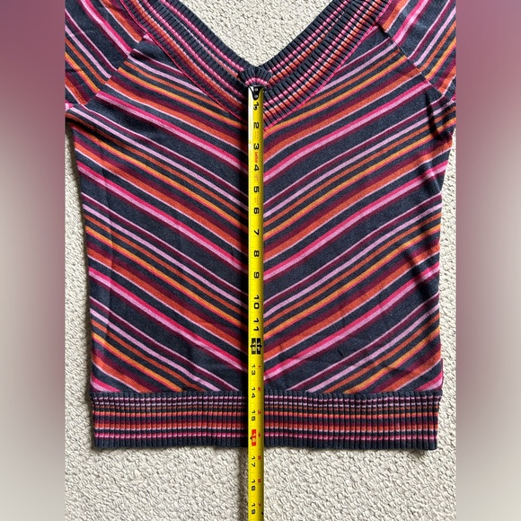 DKNY Jeans sweater. - Picture 9 of 10